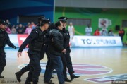 江苏德比爆惊天闹剧：副董冲进场抢裁判球，警方出动酿CBA最混乱一幕