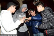京旅抵沪人气旺，翟晓川携“双星”为球迷签名合影