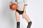 篮球宝贝惊艳变装：黑丝哨姐掌控赛场，完美身材演绎另类风景线
