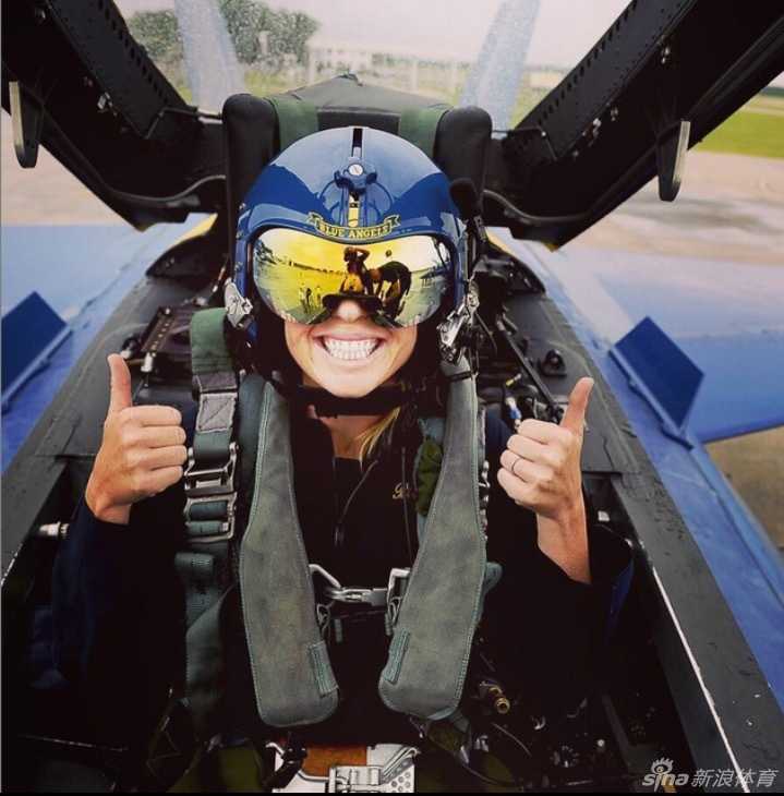 比利-霍雪尔在果岭上温柔怀抱着新生女儿，低头凝视，脸上洋溢着初为人父的喜悦与慈爱