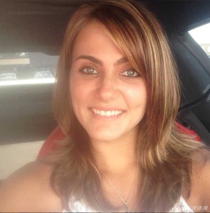 高宝璟在海边度假时展现全新发型，微湿的头发在海风中轻扬，笑容清新自然