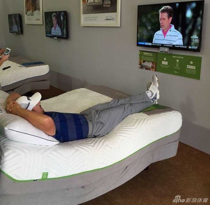 纳塔利-古尔比斯在绿茵球场上挥杆瞬间，金色长发飘逸，姿态优雅而充满力量