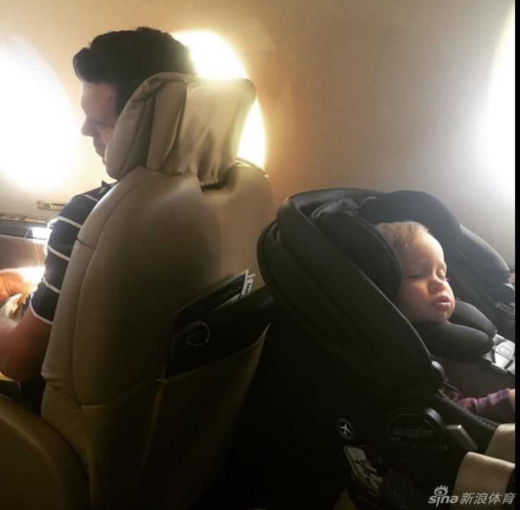 纳塔利-古尔比斯与丈夫在夕阳下的高尔夫球场边相拥，画面温馨浪漫，远处是金色的天空