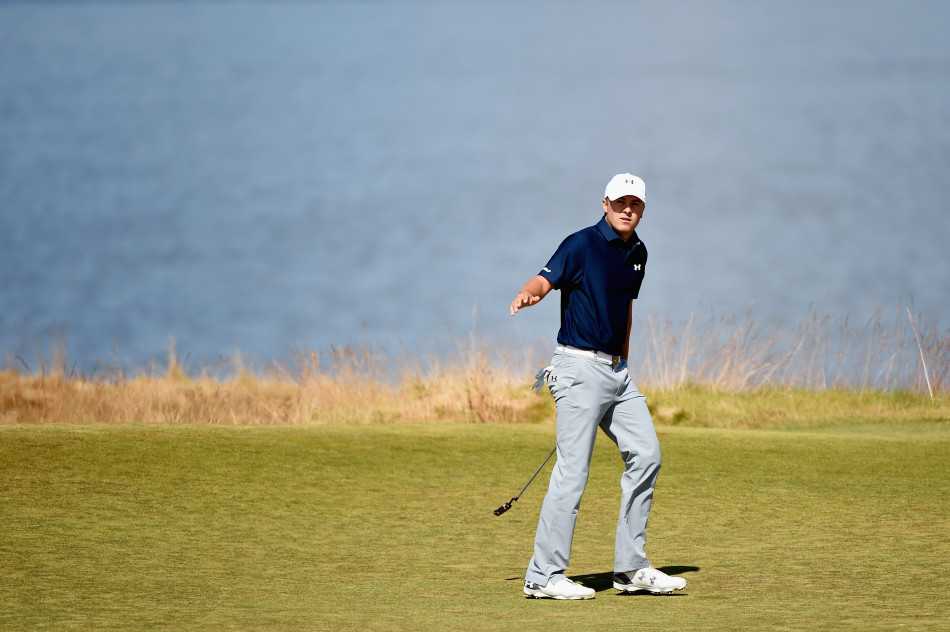 伊恩·保尔特自信地展示其标志性的印花长裤，绚丽图案与经典球场背景形成有趣对比，彰显其‘时尚皇帝’的独特个性。