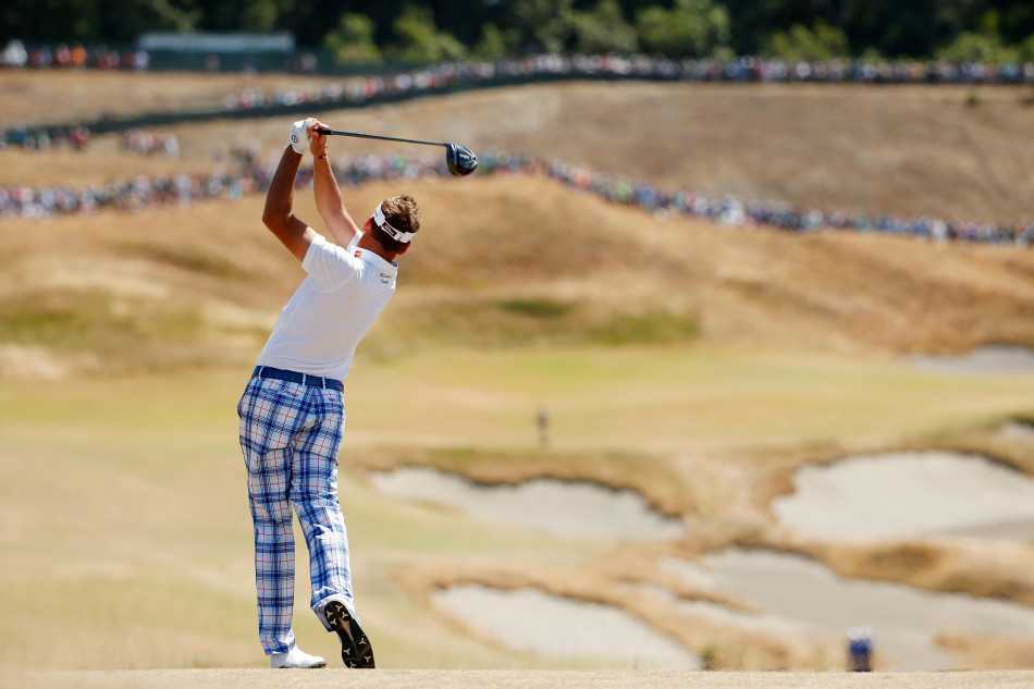 巴巴·沃森身穿粉白色系上衣微笑挥杆，明亮色彩与阳光绿草交相辉映，洋溢着活泼轻松的青春气息。