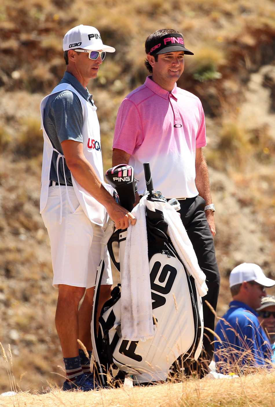 亨里克·斯滕森身着白色长裤从容站立，裤型剪裁利落，完美衬托出其经过严格体能训练后的健美腿部线条与挺拔身材。