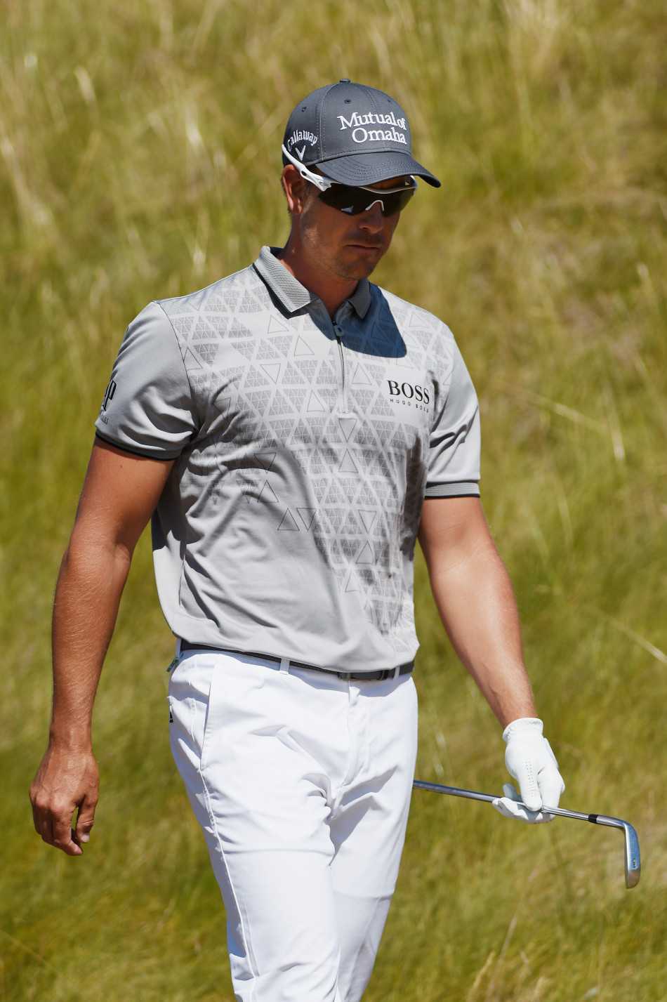 一条精致的红色皮带特写，成为高尔夫服装搭配中的亮点，彰显佩戴者在经典风格中追求独特细节的时尚态度。