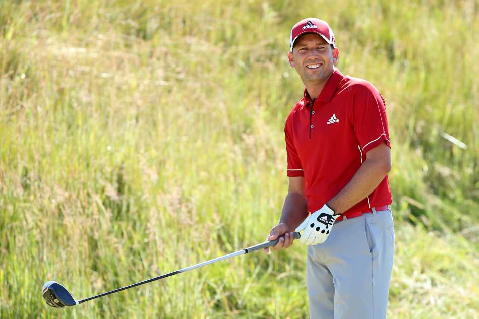 科尔·哈默身着清新蓝色上衣在球场上行走，微风轻拂衣摆，面料展现出色质感，整体造型洋溢着简约现代的活力。