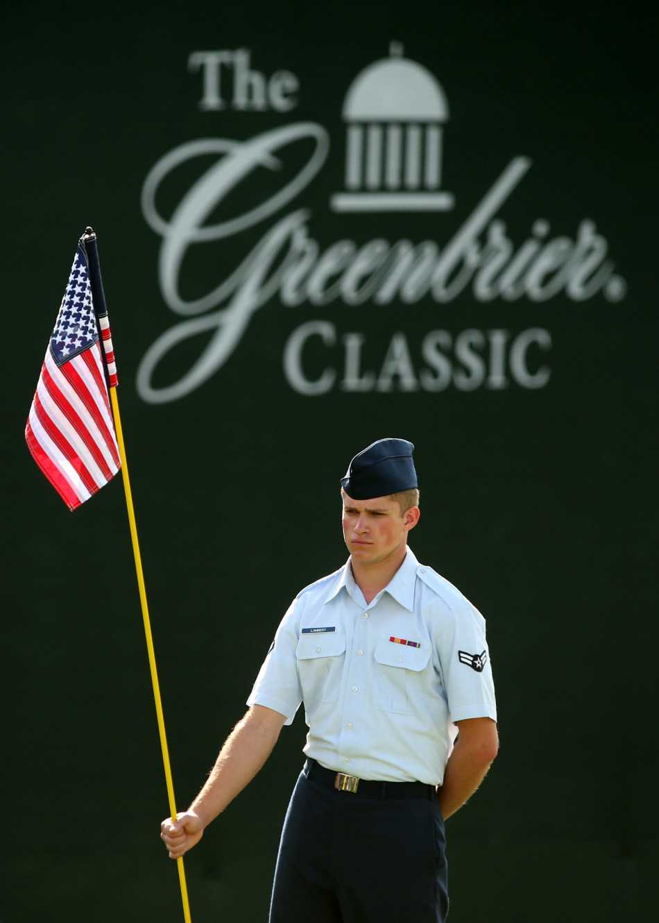 仪式结束后，旗杆与国旗依然矗立在果岭上，仿佛一位沉默的卫士，继续诉说着这一天发生的庄严故事。