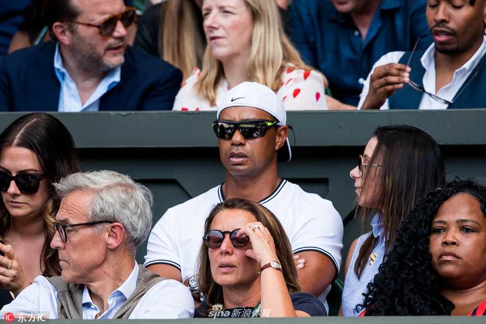 伍兹斜靠在温网经典的绿色座椅上，手托下巴，陷入沉思，仿佛在品味比赛的每一个细节