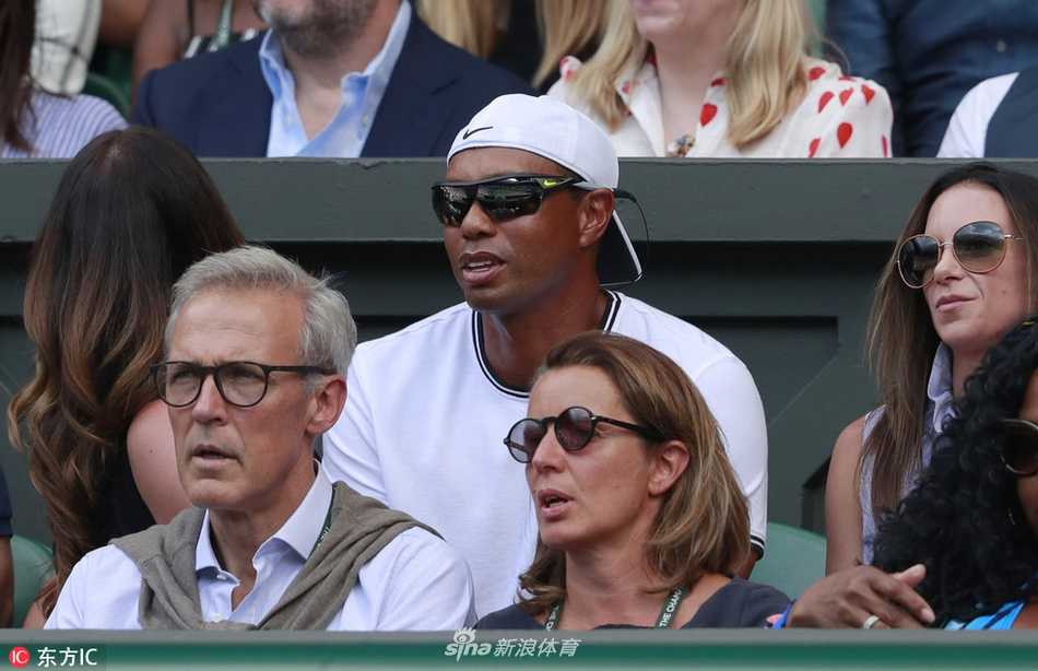 伍兹独自一人时，表情沉静地望向地面，阳光勾勒出他清晰的侧脸轮廓，氛围宁静而深邃