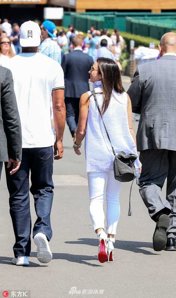 特写镜头下的老虎伍兹，他戴着墨镜，嘴角微扬，露出一抹难以捉摸的淡然微笑，神秘而富有魅力