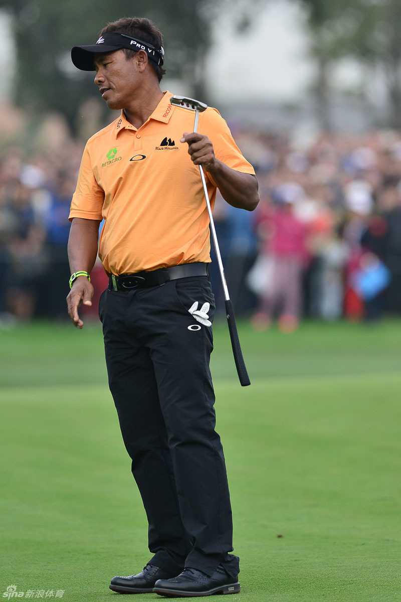 贾第凝神贯注，面对决定命运的最后一推，果岭的空气仿佛都已凝固。