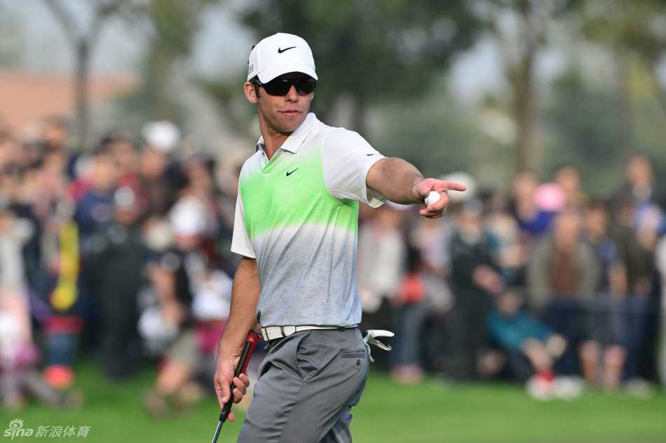 保罗-卡西在沙坑中从容不迫，一次漂亮的救球即将脱困而出，扭转局面。