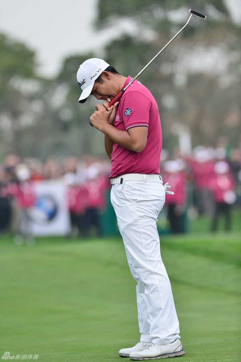 安秉勋俯身审视线路，错失关键小鸟推后，脸上写满了难以置信的遗憾。