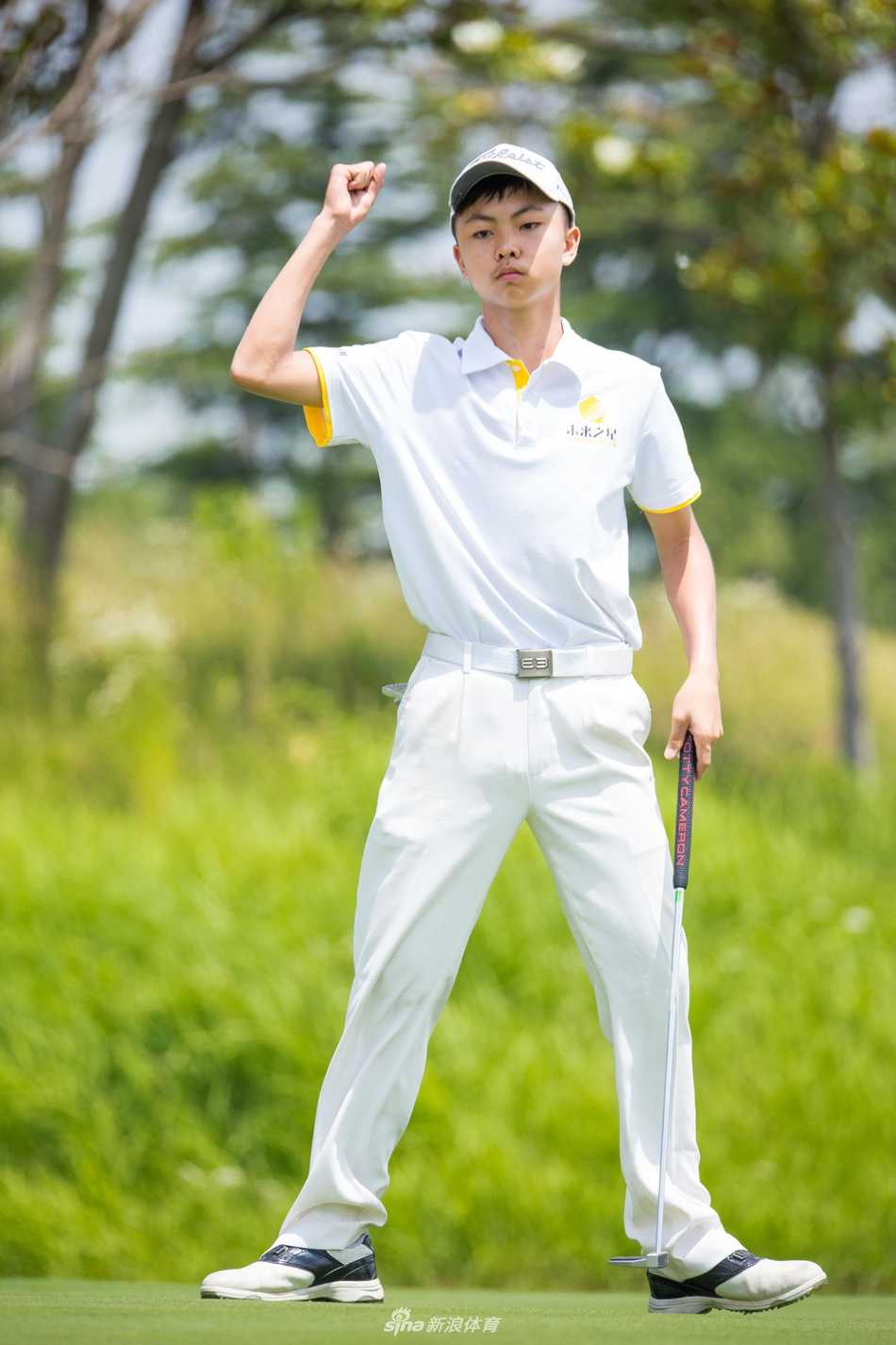 比赛间隙，两位小球员坐在草坪上轻松交流，分享心得，展现了赛场之外珍贵的友谊