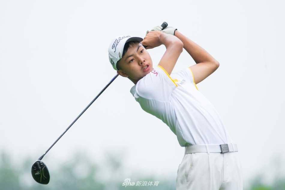 小球员与家长共同参与高尔夫家庭之夜活动，温馨的灯光下洋溢着亲密无间的欢声笑语