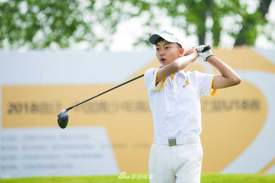 颁奖典礼上，获奖的小球员们手持奖杯与证书并肩而立，脸上洋溢着纯真而自豪的笑容，身后是夕阳下的骆马湖