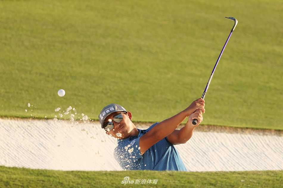 潘政琮优雅挥杆瞬间，晨曦中球杆划出完美弧线