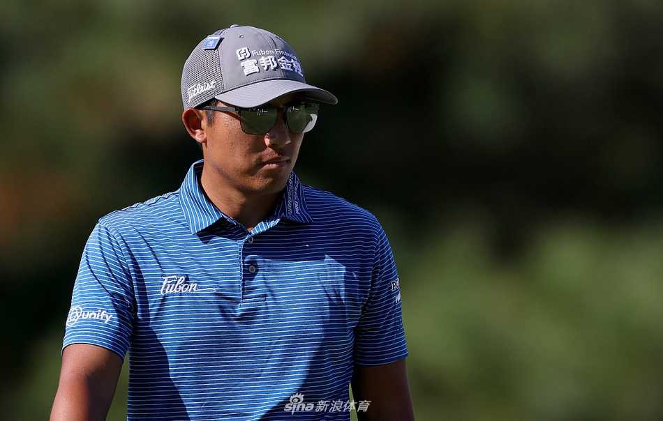 潘政琮全神贯注凝视果岭推杆线，奥古斯塔的绿意与宁静包围着他