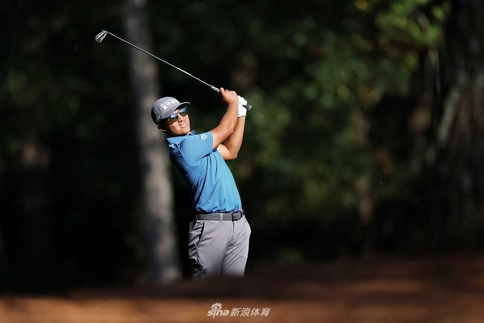 潘政琮凝神果岭长草区，谨慎评估棘手球位