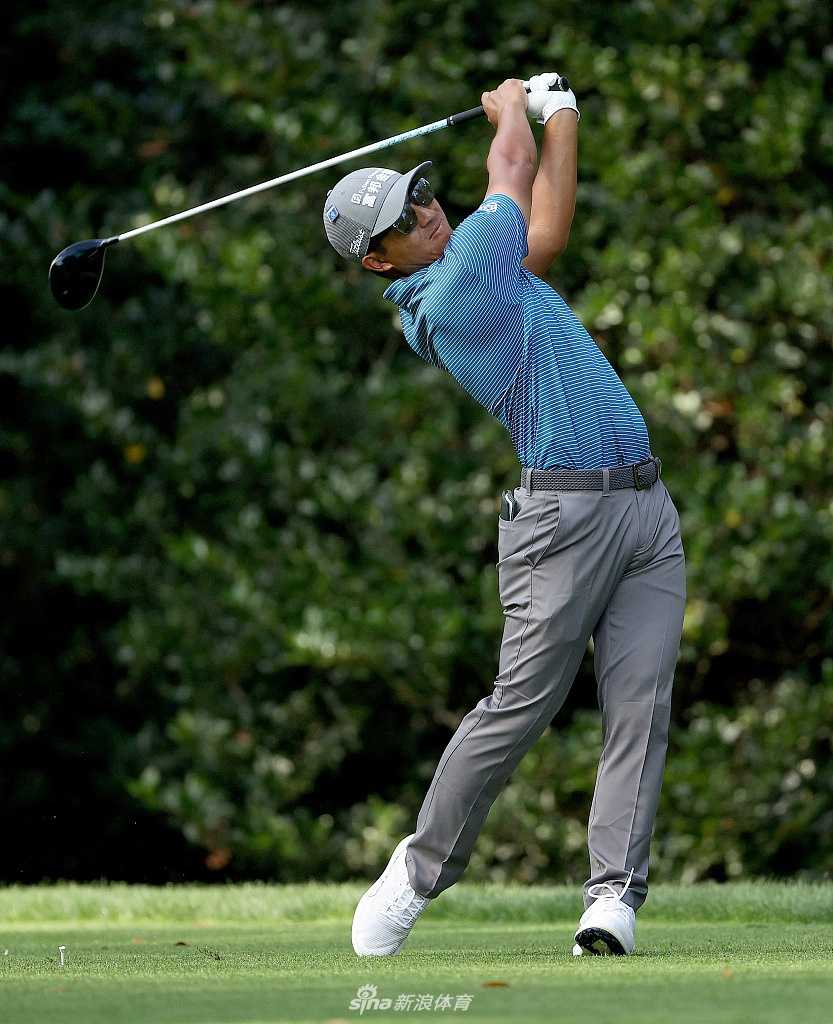 潘政琮面露微笑与观众互动，展现亲和的球员风采