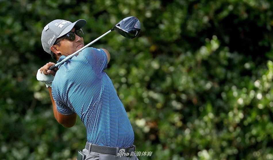 潘政琮于经典第12洞三杆洞前思考策略，金雀花丛环绕