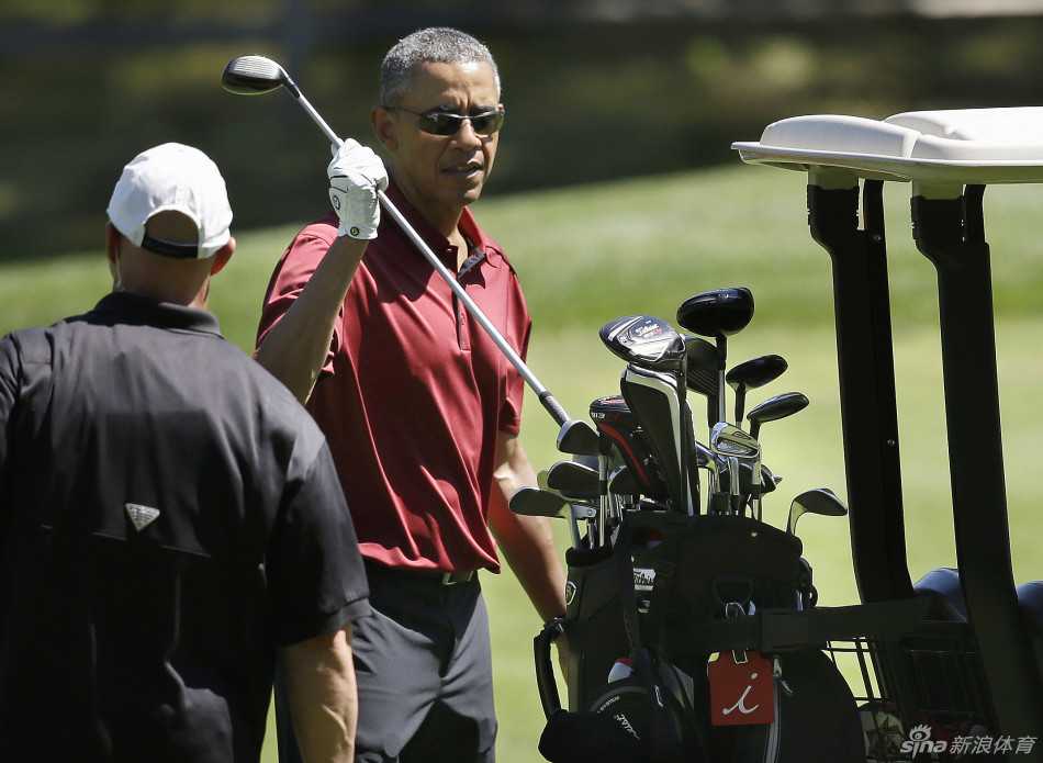 阳光下，奥巴马在马萨葡萄园岛的高尔夫球场凝神观察球路，表情专注而放松。