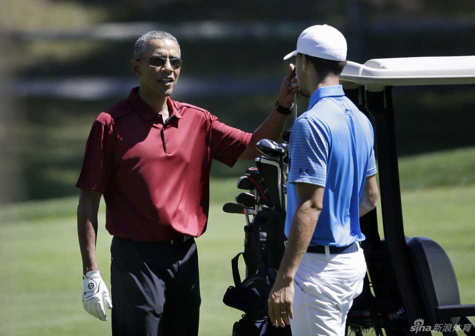 奥巴马与NBA球星斯蒂芬·库里在球道上并肩而行，愉快交谈，打破了职业与身份的界限。