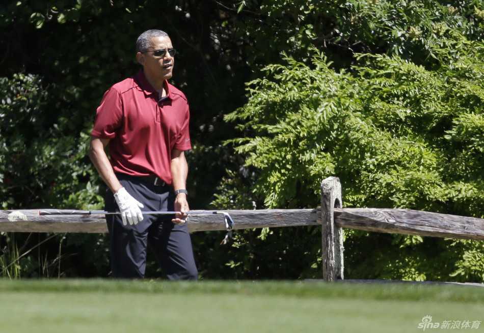 果岭上，奥巴马俯身仔细查看推杆线路，那份专注与他在白宫研判国事时如出一辙。