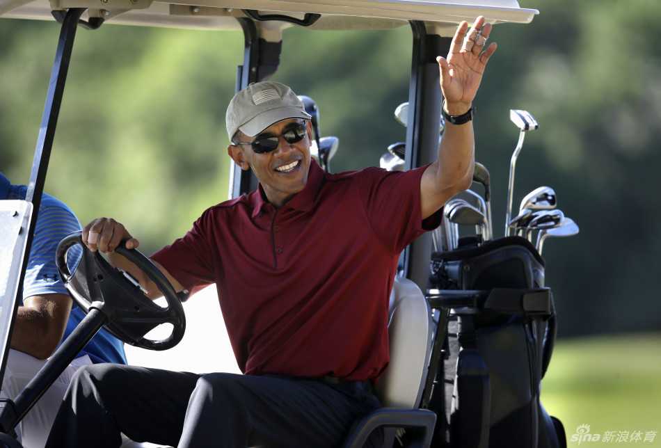 度假中的奥巴马容光焕发，与球友谈笑风生，展现了褪去总统光环后纯粹的愉悦与松弛。