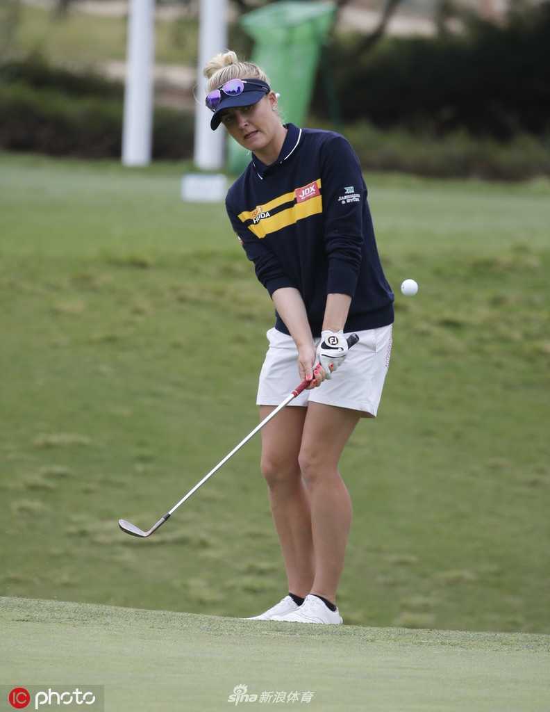 李旻智走向下一个击球点，目光坚定，充满对胜利的渴望。