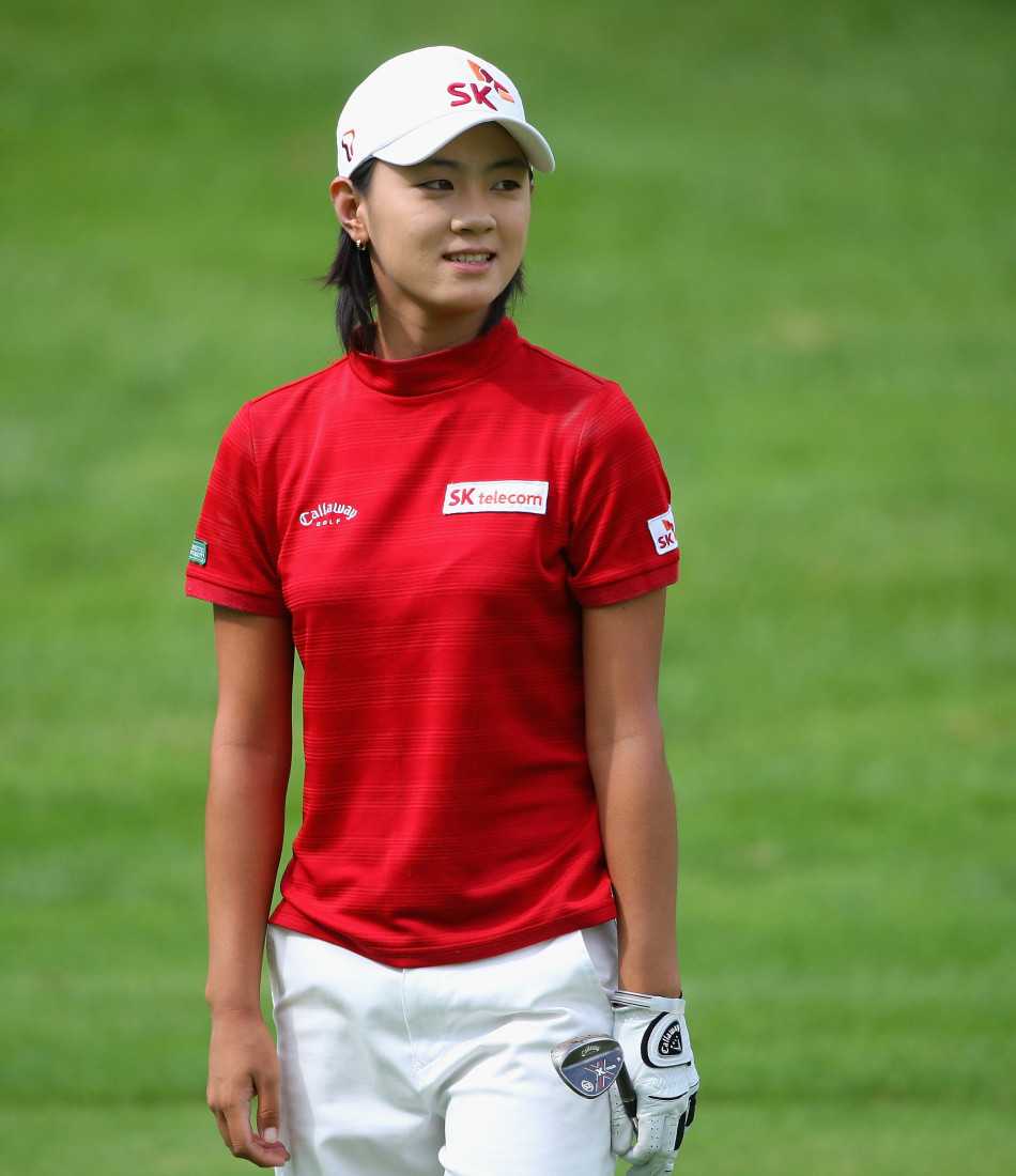 崔罗莲露出招牌式的甜美微笑，清澈的眼神中充满了对比赛的期待与热情，感染力十足。