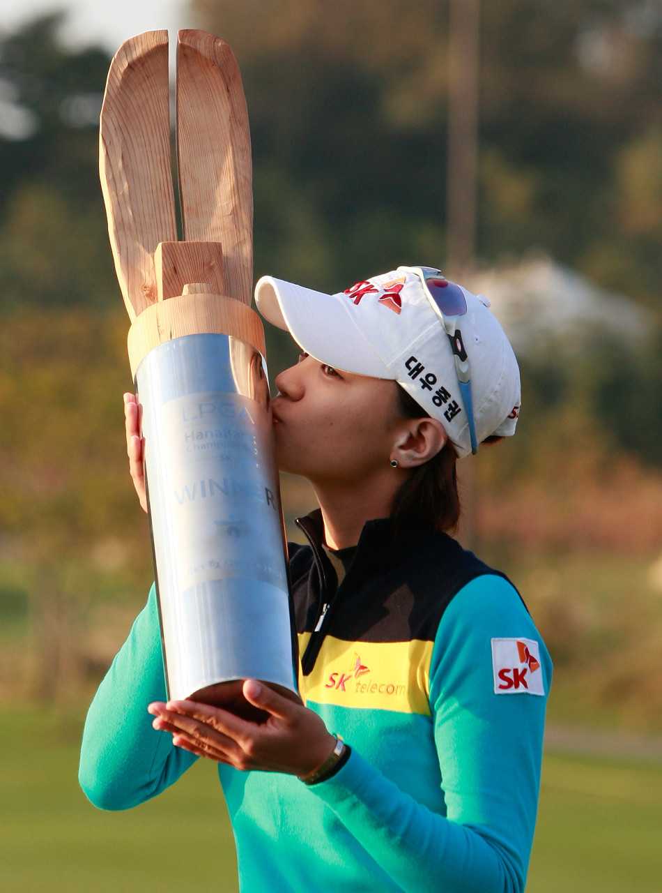 崔罗莲在沙坑中沉着救球，沙砾飞扬的瞬间展现出她处理困难球位的精湛技术与冷静心态。