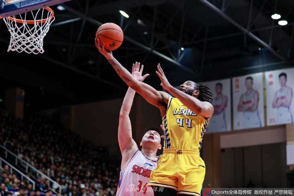 双方球员在篮下为了球权绞杀在一起，肌肉碰撞间充满了火药味，诠释着篮球最原始的魅力。