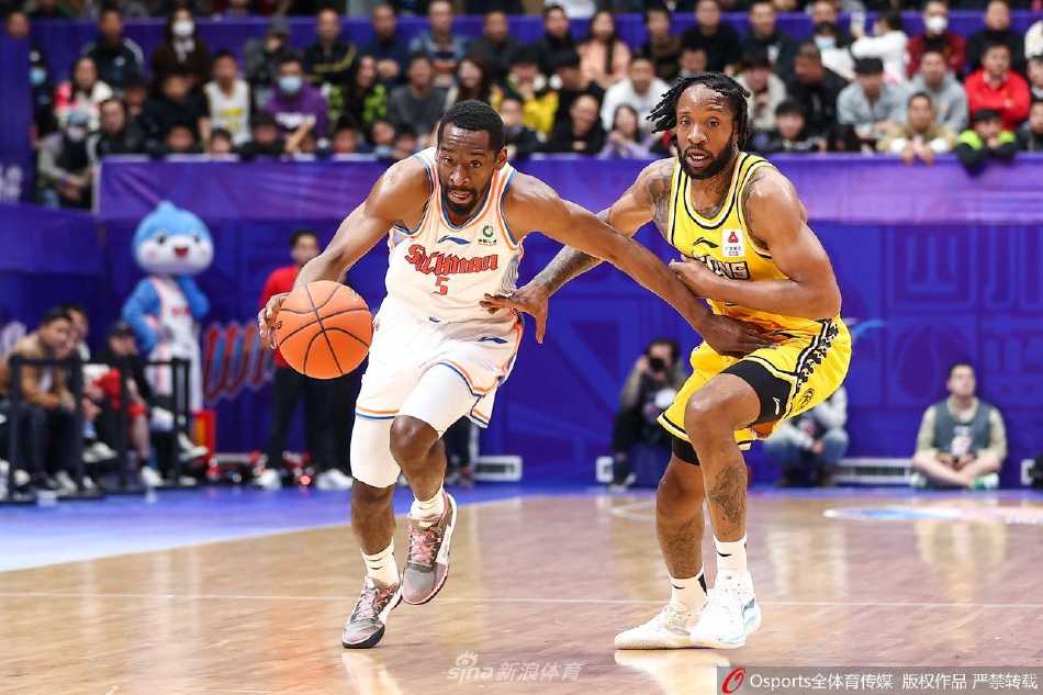 四川队外援马兰-维尔在孙铭徽的严防死守下依然强行突破，眼神中透露出不服输的倔强。