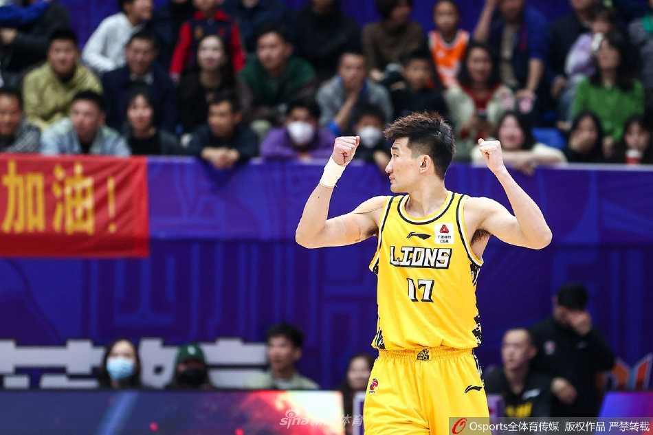 孙铭徽送出精妙传球后，手指向队友示意跑位，他作为球场指挥官的大局观一览无余。