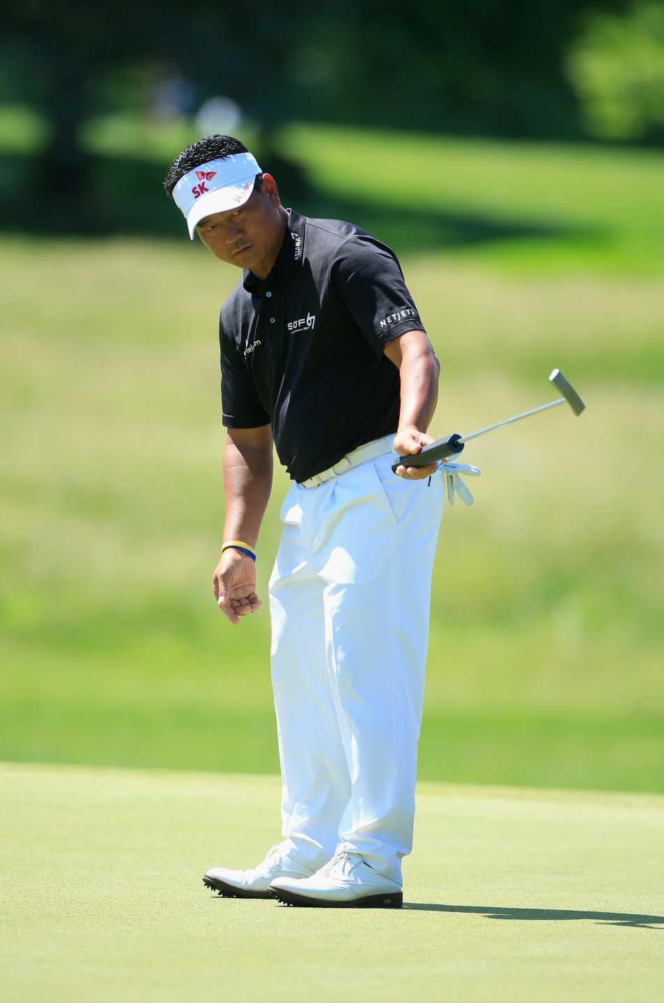 崔京周弓身推杆，姿态稳定如山，目光如炬锁定球洞，尽显机械般精准的技术风范。