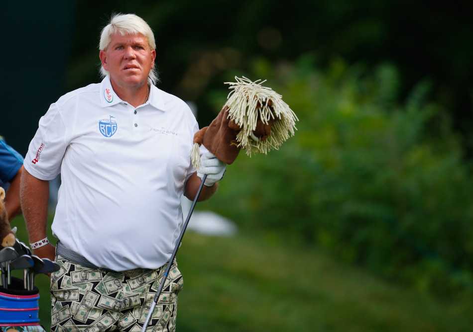 达利凝神屏息，手指轻柔地抚过推杆杆面，仿佛在聆听球具诉说的果岭密语。