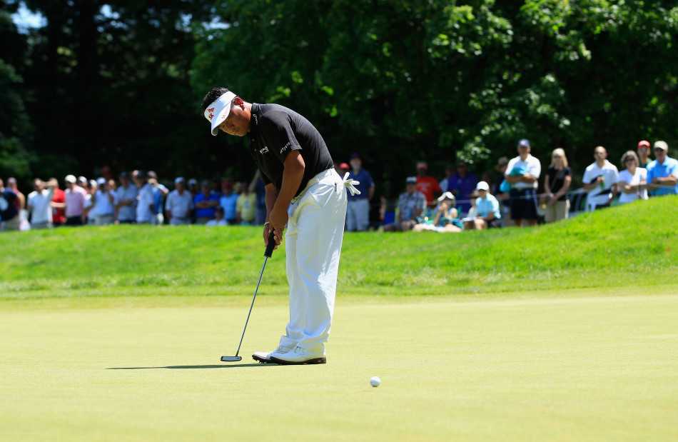 达利与同组球员交换记分卡，短暂交流，赛场上的紧张气氛此刻化为绅士间的礼节。