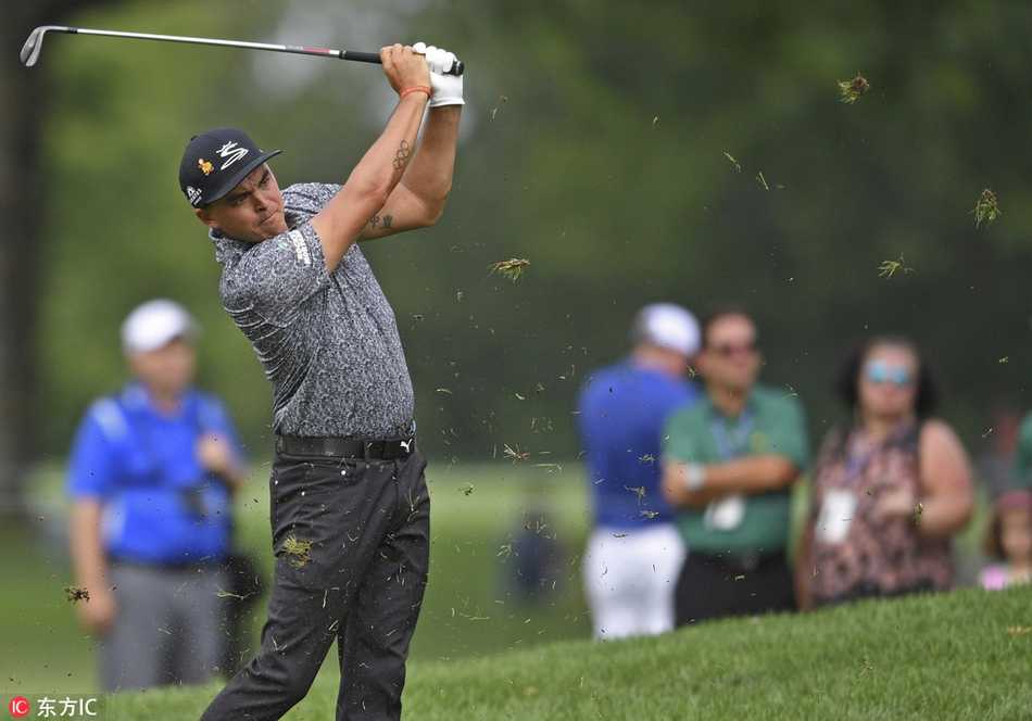 里奇·福勒完成一次优雅流畅的全挥杆，球杆划出完美弧线