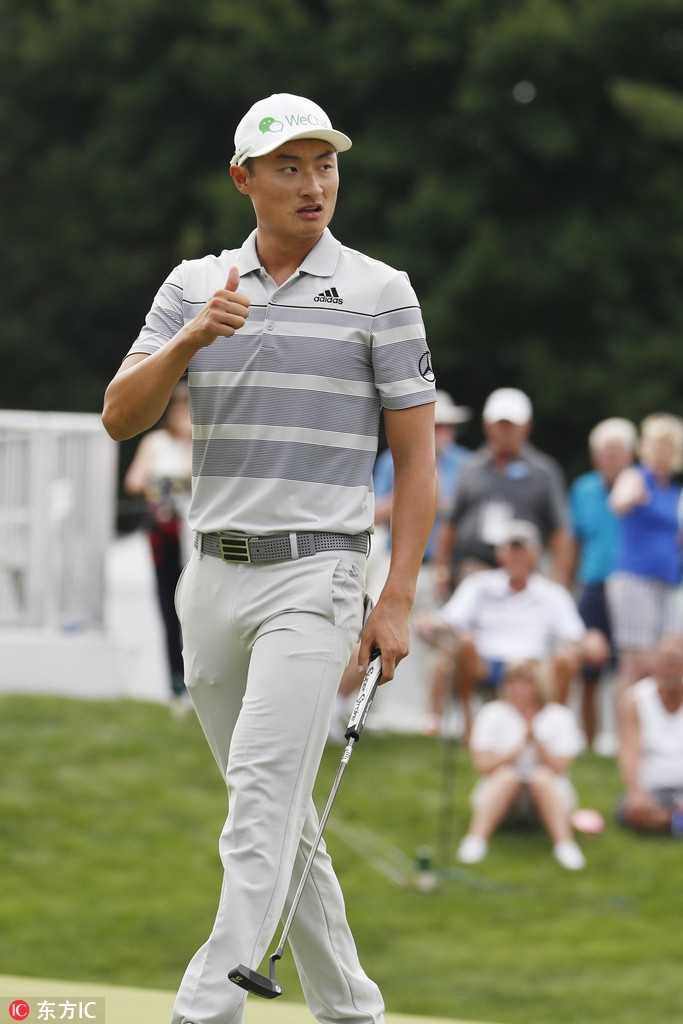 达斯汀·约翰逊全力开球，身体扭转展现惊人爆发力与协调性