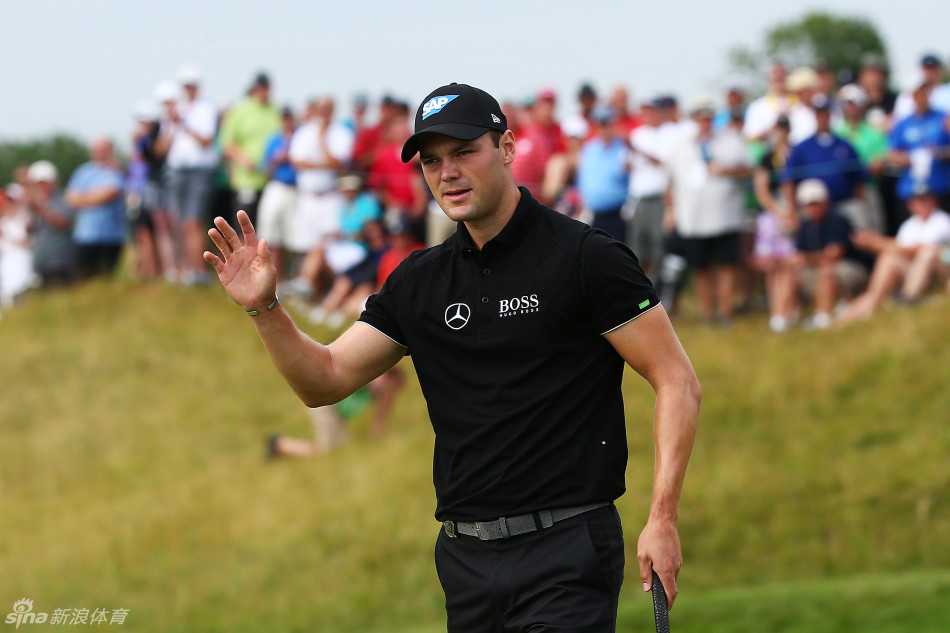 碧海蓝天下的呼啸峡球场，白色的沙坑与深色的湖泊点缀在起伏的绿茵之间，景色壮阔