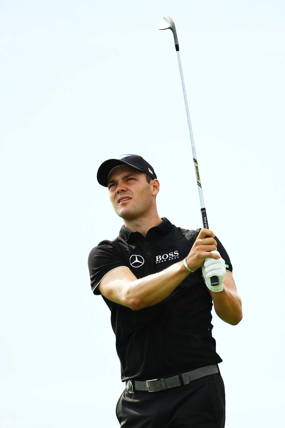 泰格·伍兹在球道上大力开球，身体扭转充满力量，目光坚毅地望向球飞出的方向