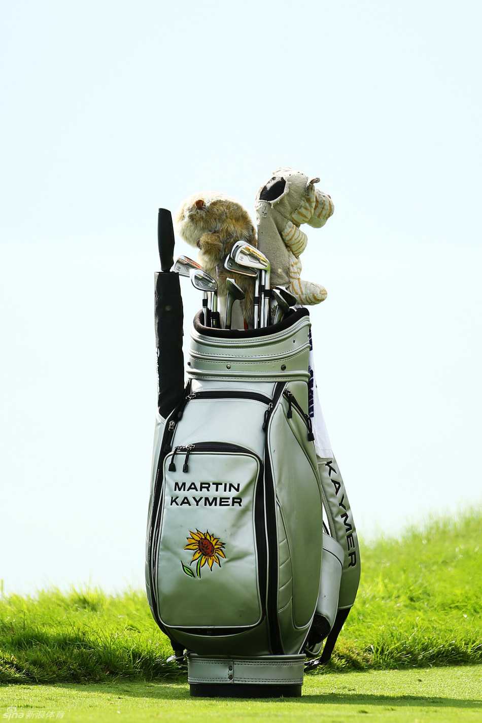 凯梅尔的球包特写，设计专业而简洁，安静地立在果岭边的草地上，陪伴主人征战