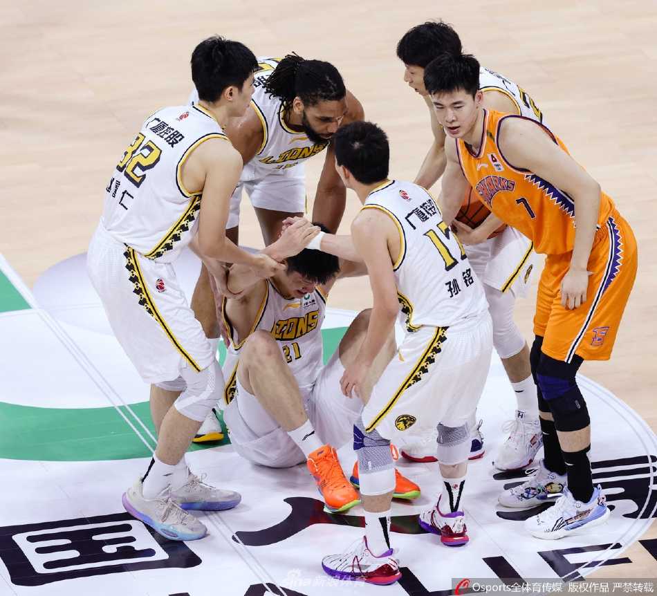 浙江广厦核心孙铭徽在三人合围中腾空而起，以一敌三将球送入篮筐，这一战他化身孤胆英雄，扛着球队前行。