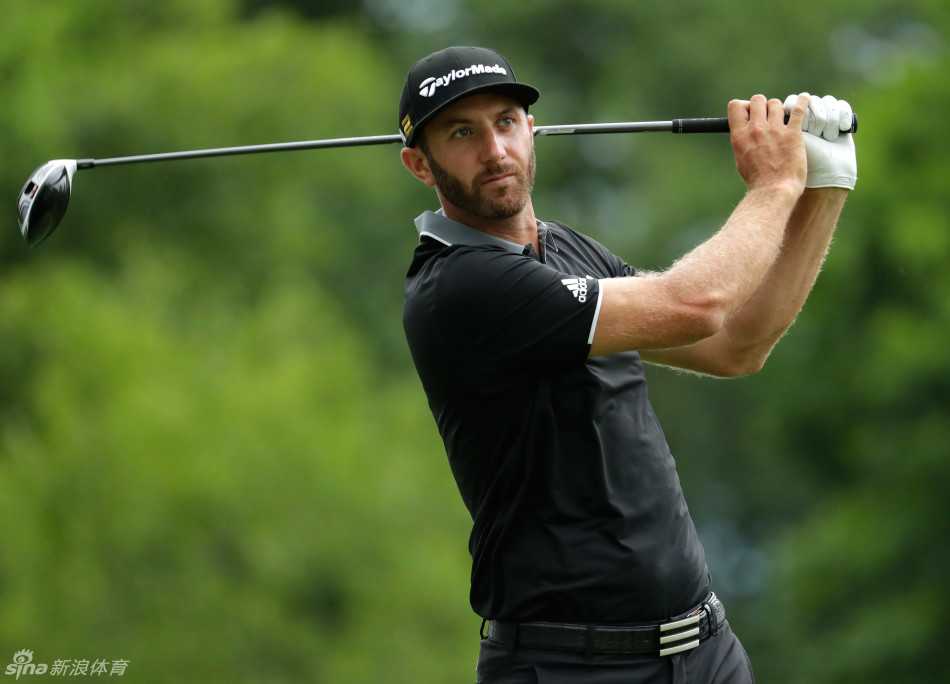 达斯汀·约翰逊完成一记精准切杆后目送小球滚向洞杯，背景里观众的身影模糊成一片色块