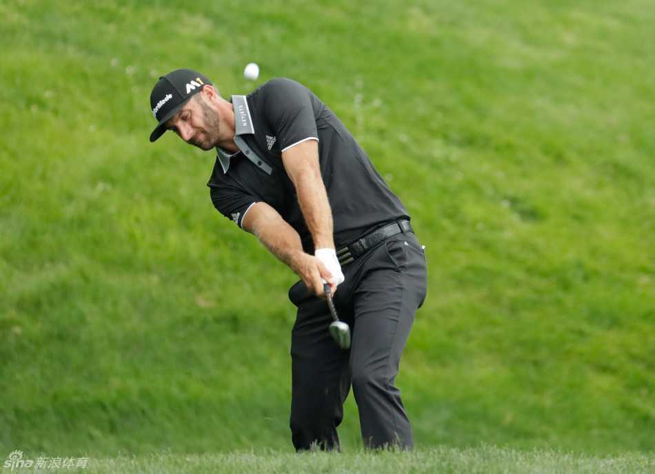 菲尔·米克尔森以标志性的左撇子挥杆完成击球，收杆姿势如芭蕾舞者般平衡而充满张力
