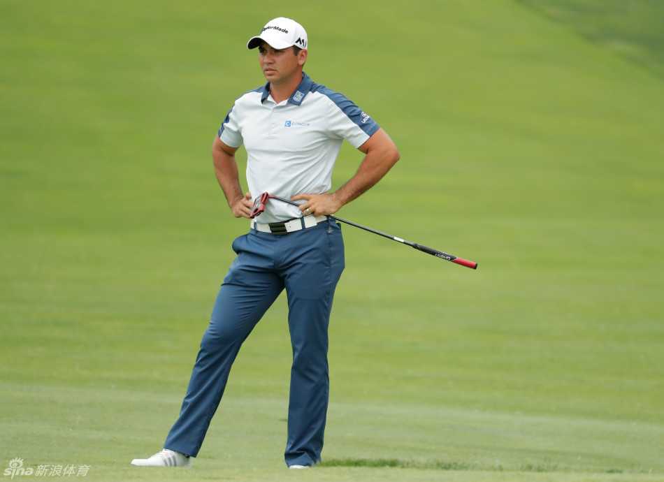 果岭全景：多位球员在不同位置专注比赛，构成一幅展现高尔夫运动精神与竞技美学的生动画卷