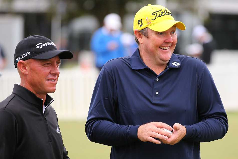 黄昏中父女牵手离开球场的背影，长长的影子拖在洒满夕阳的草地上